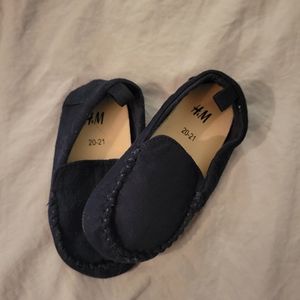 ADORABLE H&M baby boy driving mocs!